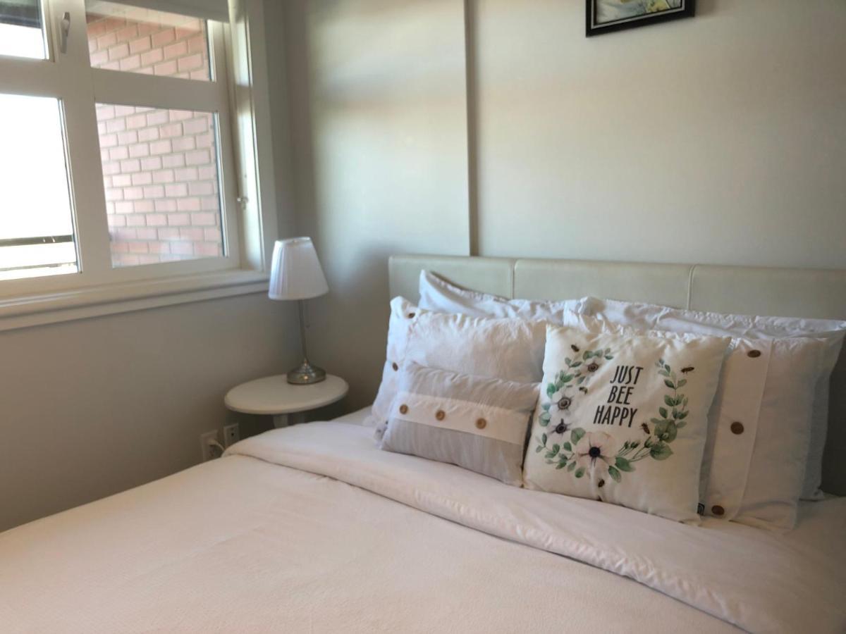 Amicable, Cozy, High Speed Internet, Sleeps 2 Riverview Downtown Apartment Calgary Bagian luar foto