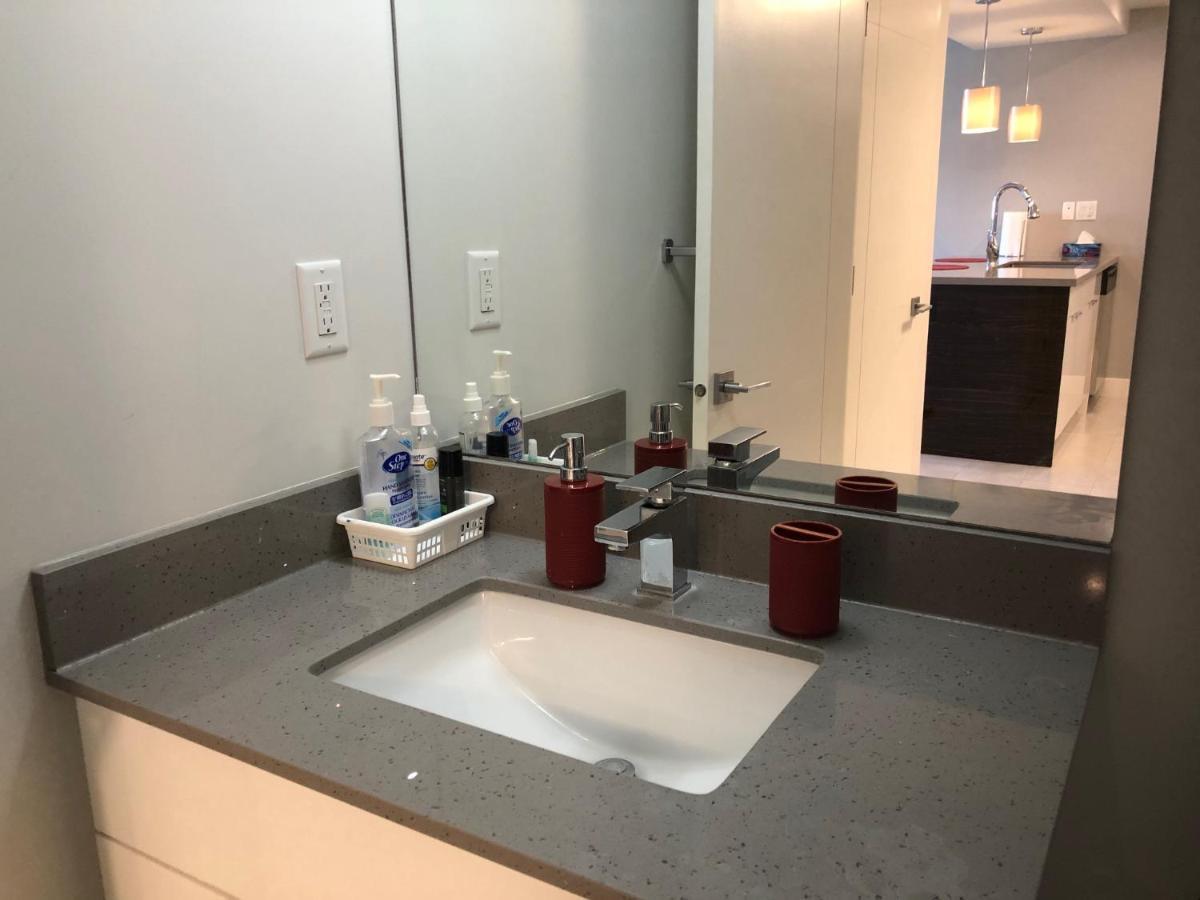 Amicable, Cozy, High Speed Internet, Sleeps 2 Riverview Downtown Apartment Calgary Bagian luar foto