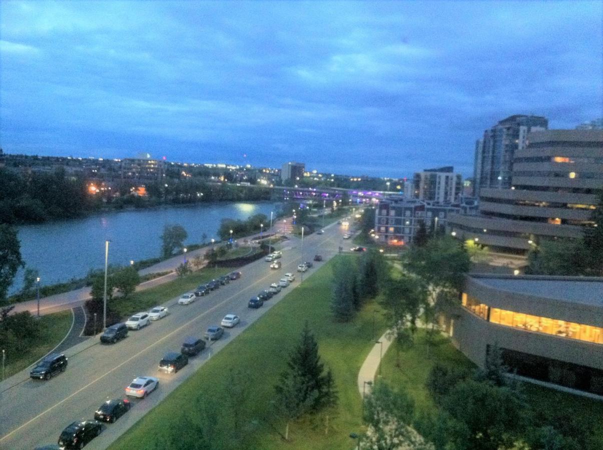 Amicable, Cozy, High Speed Internet, Sleeps 2 Riverview Downtown Apartment Calgary Bagian luar foto